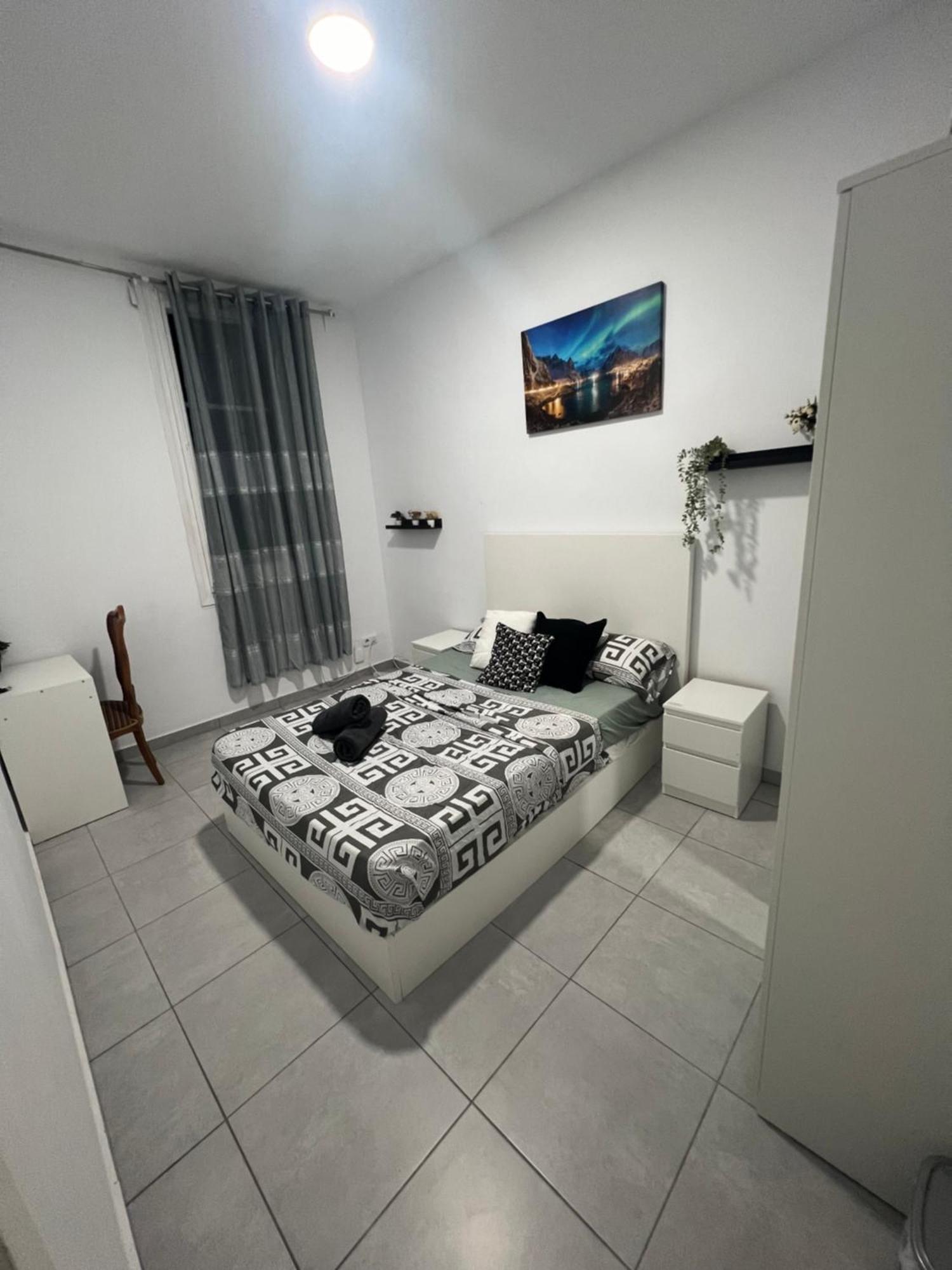 Rooms In Spacious Apartment In City Center Barcelona Exterior photo