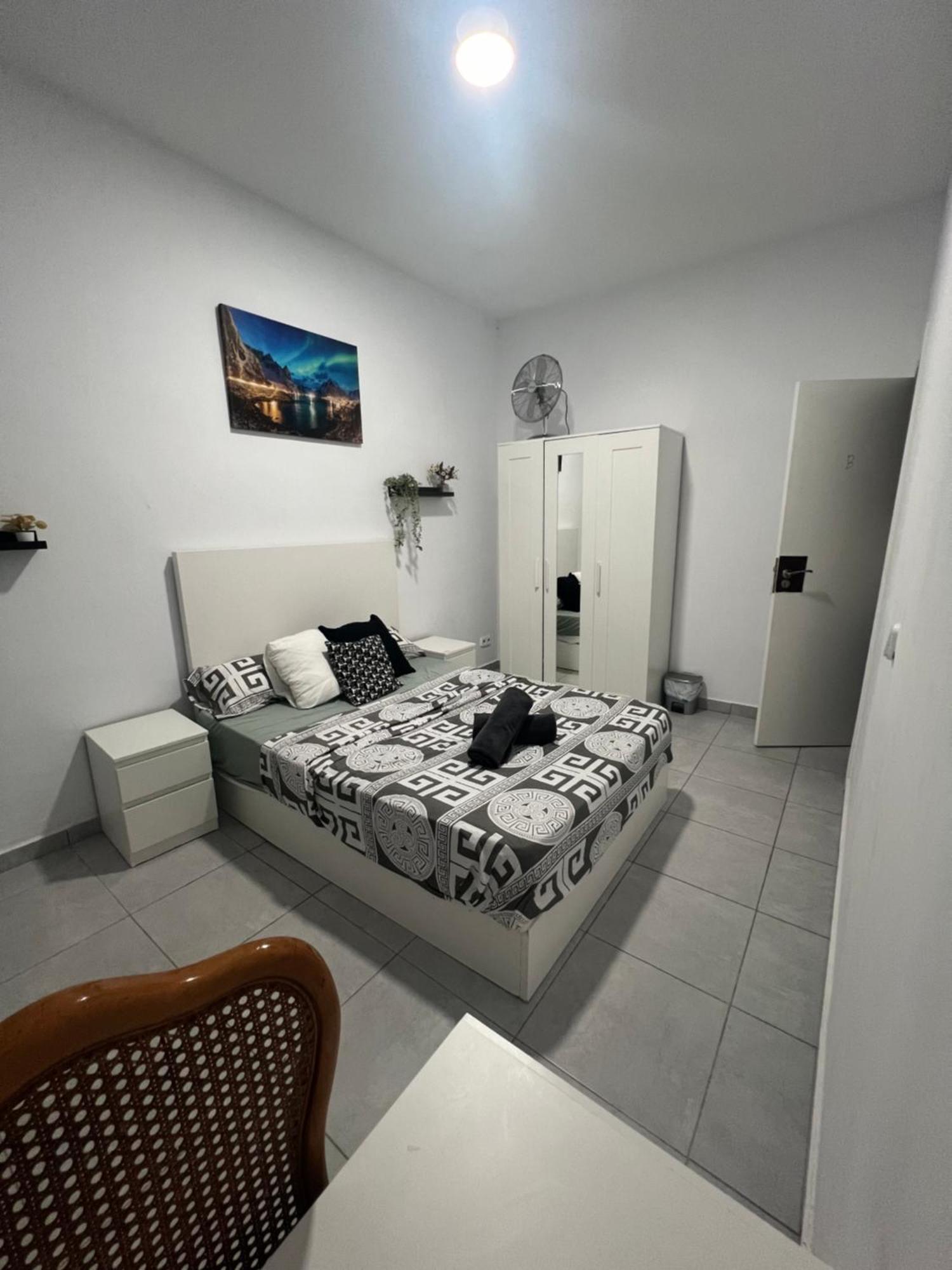 Rooms In Spacious Apartment In City Center Barcelona Exterior photo